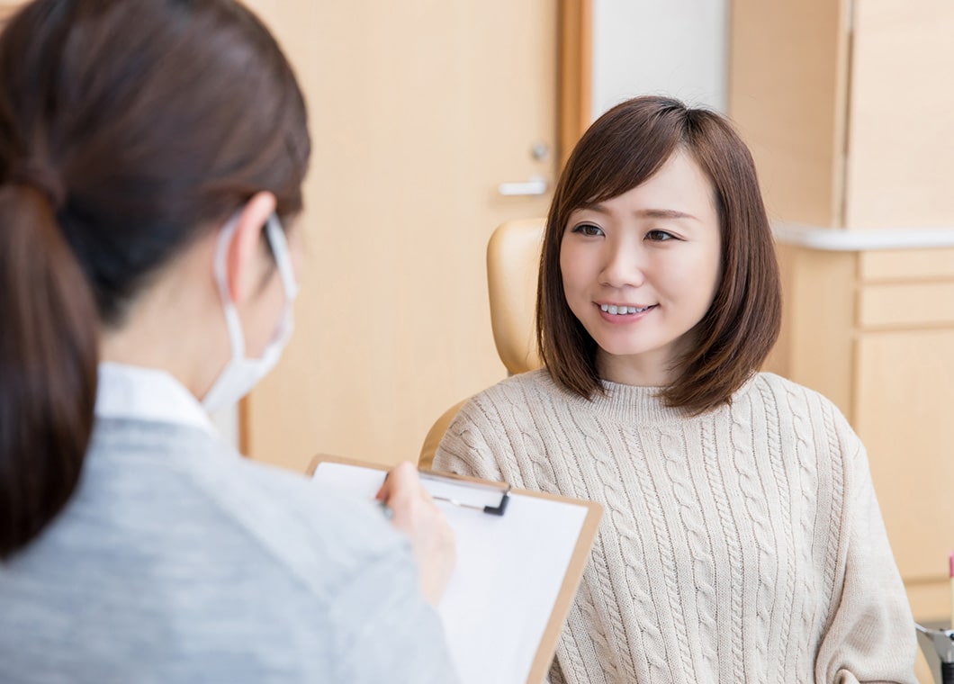 問診を受ける女性
