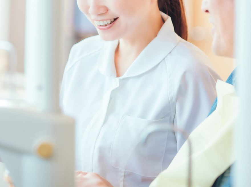 患者さんと対話する歯科衛生士