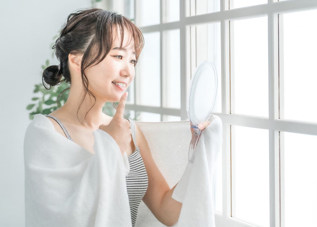 歯を見て笑顔になる女性