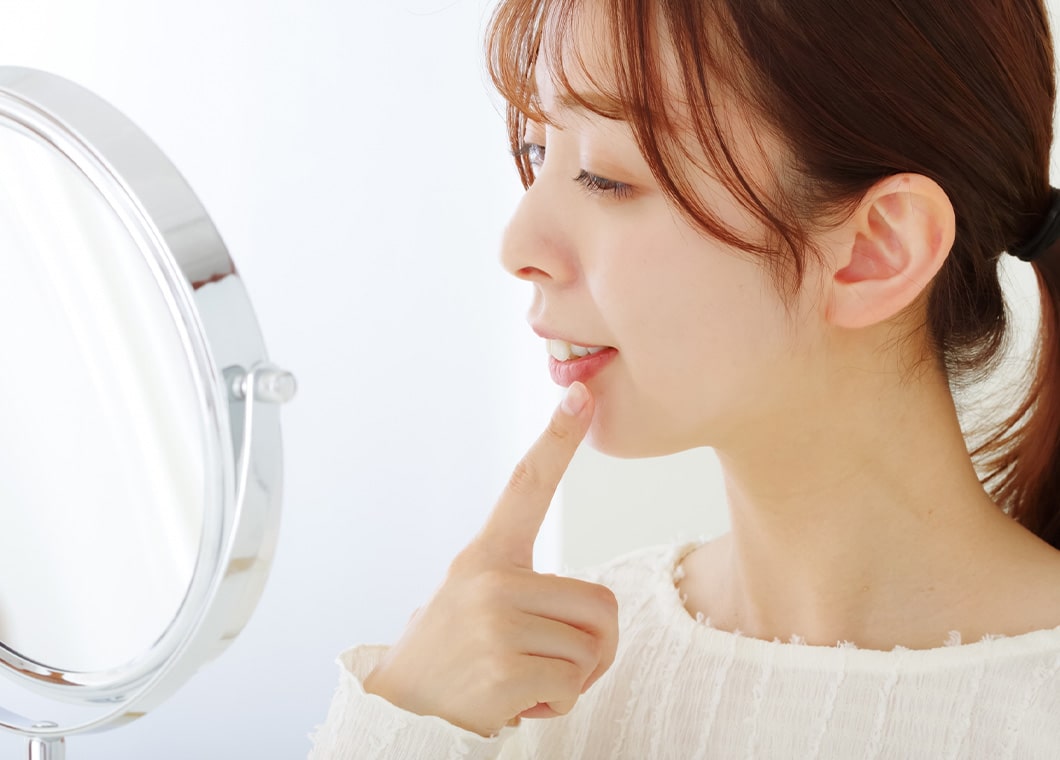 歯を眺める女性