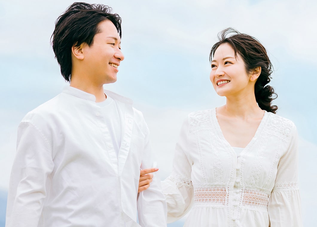 並んで歩く男女のイメージ