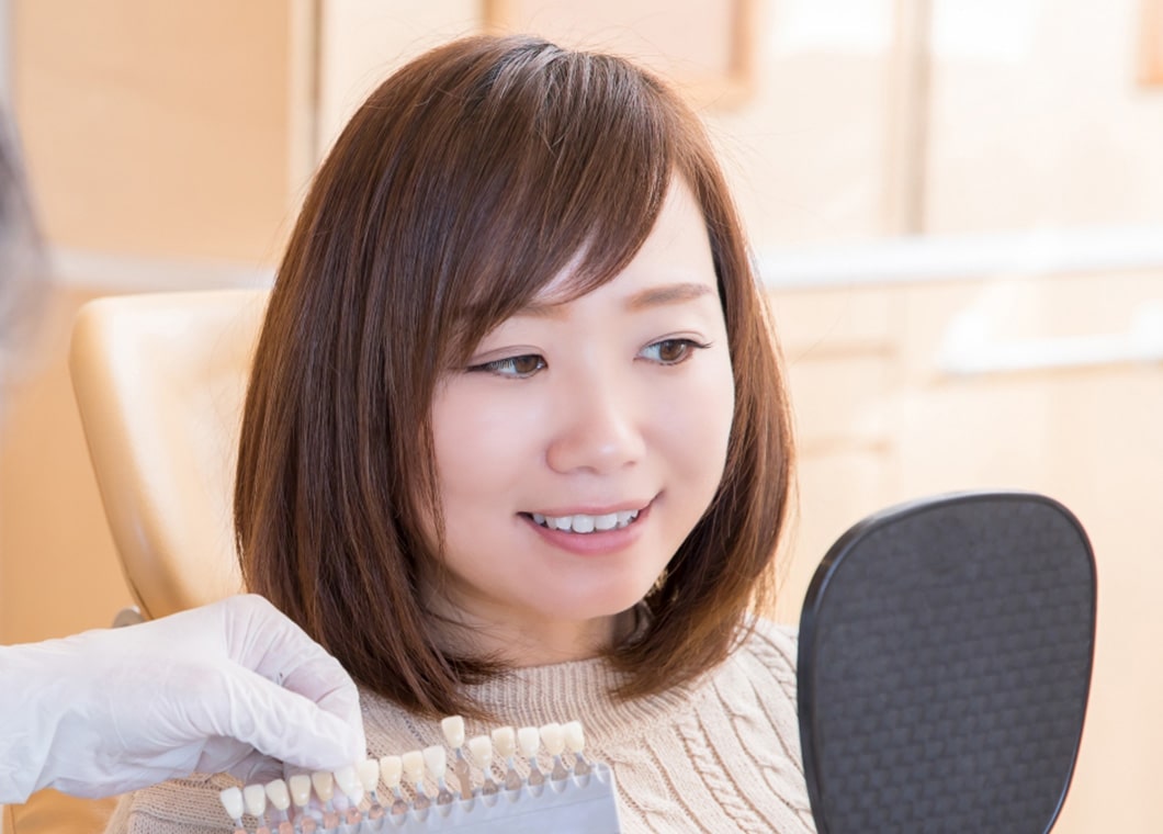 鏡でサンプルと見比べる女性