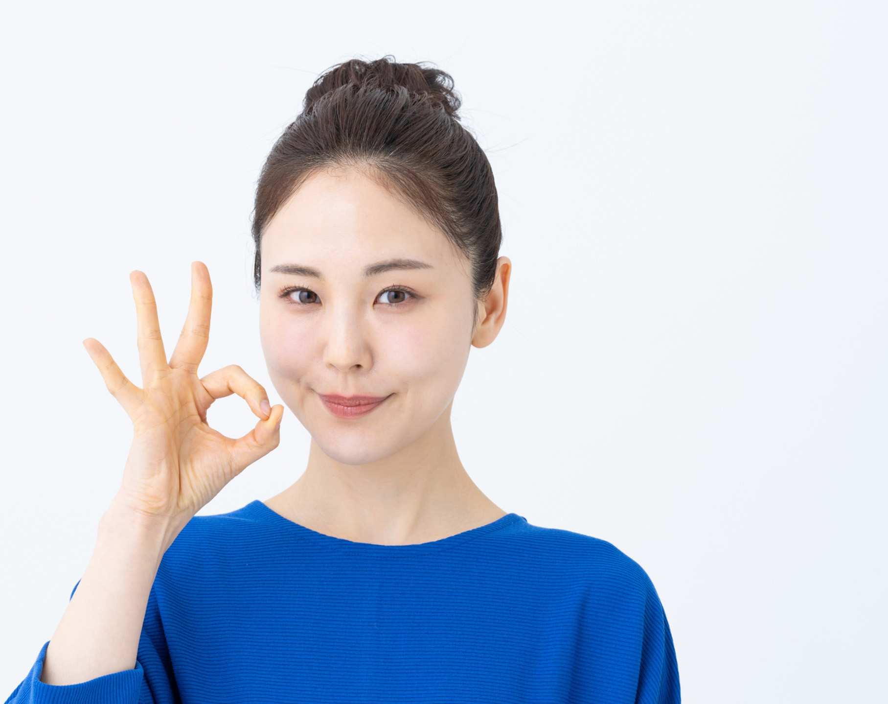 OKサインを作る女性